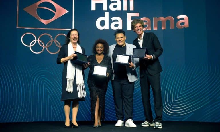 Cristina Ferraz, que representou Afrânio da Costa, Daiane dos Santos, Edinanci Silva e Gustavo Kuerten em cerimônia do Hall da Fama do COB