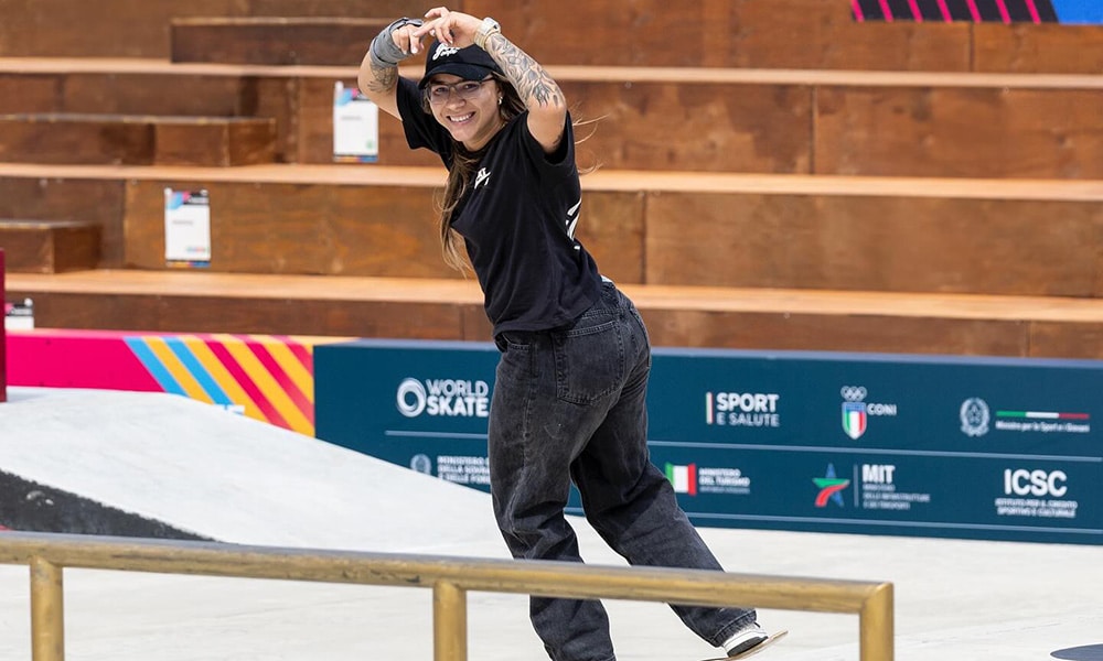 Na imagem, Pâmela Rosa com sorriso de quem encaixou a manobra.