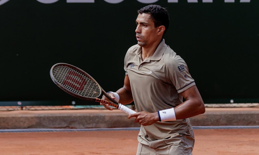 Na imagem, Thiago Monteiro se preparando para rebater a bolinha com sua raquete.