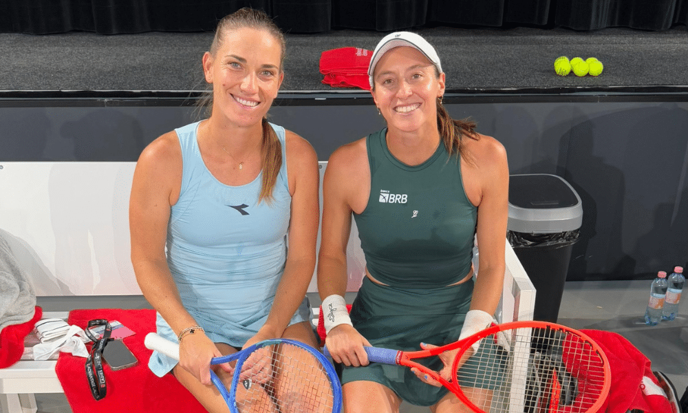 Timea Babos e Luisa Stefani sentadas no banco em quadra do WTA 500 de Estrasburgo