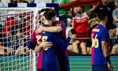 Na imagem, jogadores do Barcelona se consolando após a derrota.