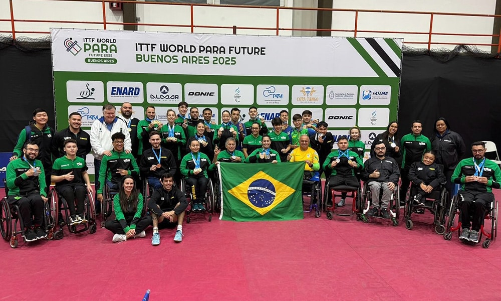 Na imagem, a delegação do Brasil que esteve no torneio de para-tênis de mesa em Buenos Aires.