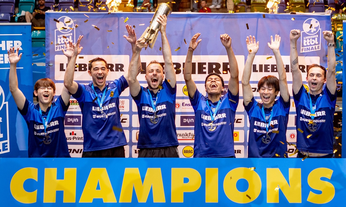 Na imagem, Hugo Calderano e o restante do time do Liebherr Ochsenhausen comemorando o título.
