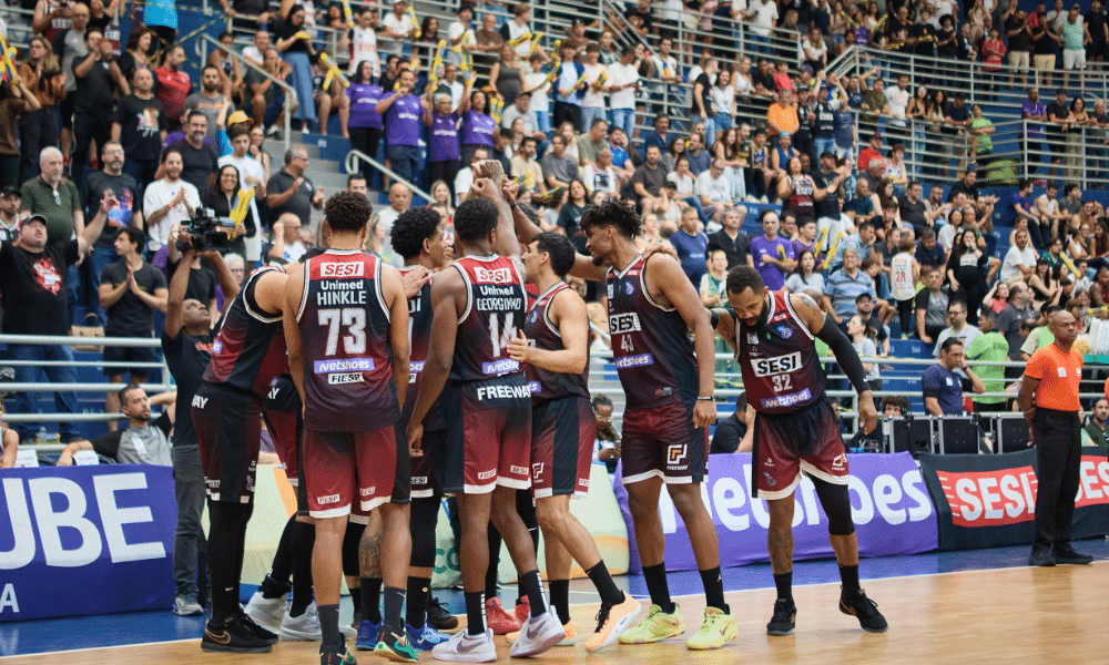 Jogadores do Franca perto da torcida no duelo contra o Flamengo pelo NBB