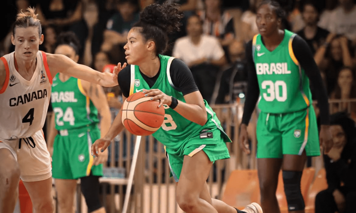 Bella Nascimento em ação contra o Cnadá seleção basquete feminino