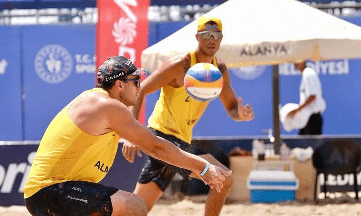George e Sayman em partida do Challenge de Alanya de vôlei de praia