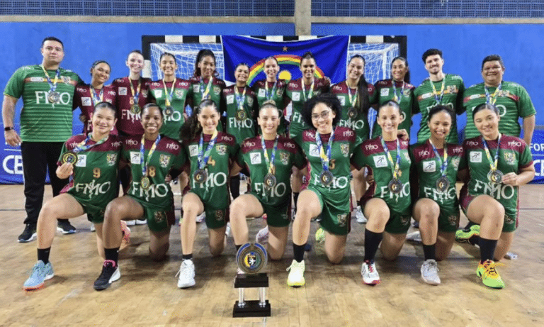 Clube Português feminino júnior de handebol na conquista do título do Campeonato Brasileiro