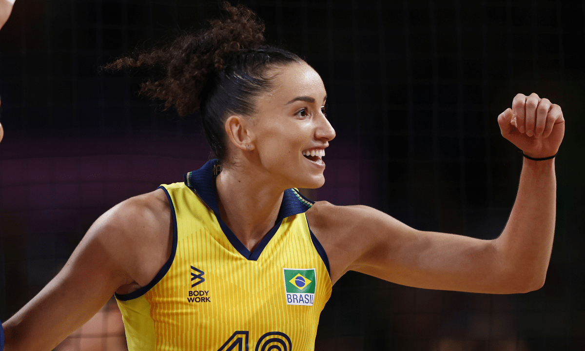 Gabi Guimarães comemora ponto em jogo da seleção brasileira de vôlei. Ponteira jogará na segunda semana da VNL 2025, onde assistir, república dominicana grécia mundial de vôlei feminino