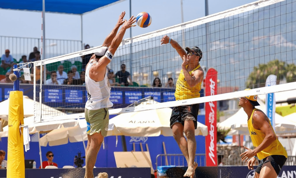 George e Saymon em partida do Challenge de Alanya de vôlei de praia