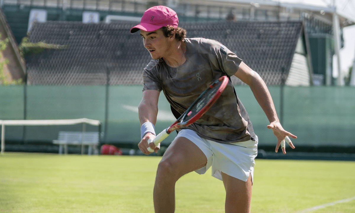 João Fosneca ataca bola com backhand em quadra do ATP 500 de Halle