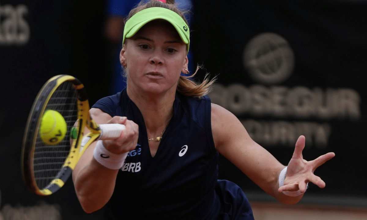 Laura Pigossi ataca a bola no WTA 125 de ValÊncia