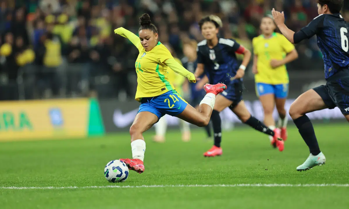 Dudinha chuta a bola no amistoso entre Brasil e Japão. Seleção Feminina subiu no ranking da FIFA com vitória san diego wave nwsl