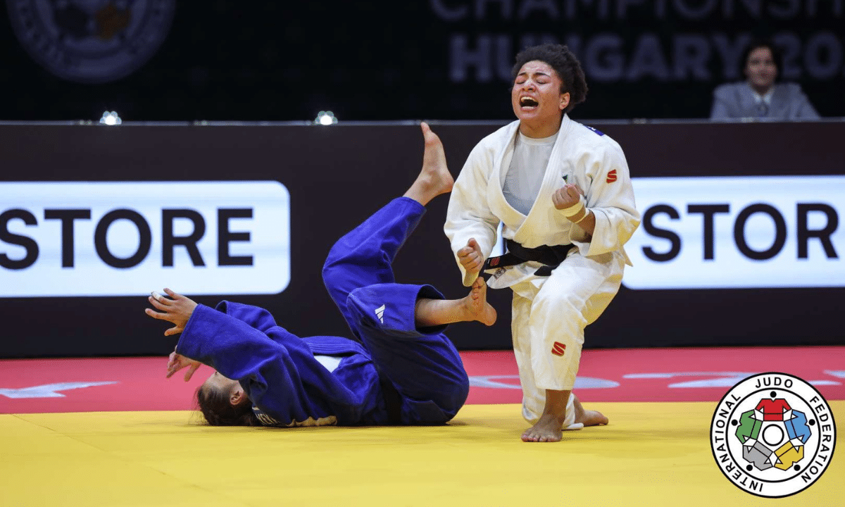 Shirlen Nascimento comemora após ganhar o bronze no Mundial de judô 2025