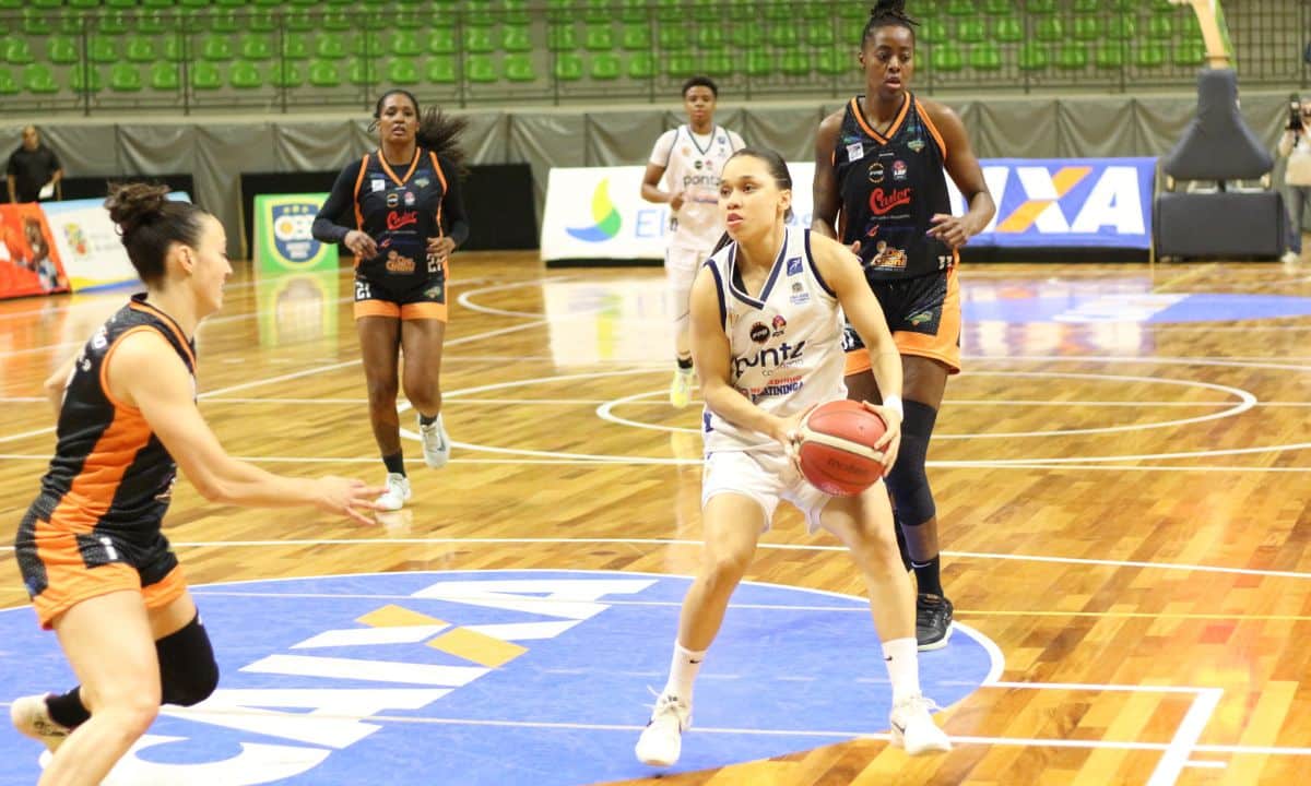 Manu Rios foi o destaque da vitória do São José sobre Ourinhos na abertura dos playoffs da LBF