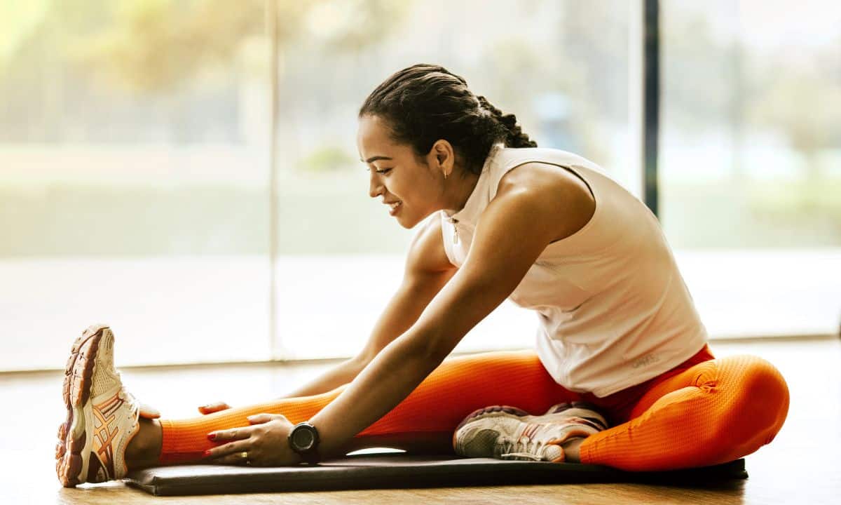 5 alongamentos para aquecer o corpo antes de treinar no inverno