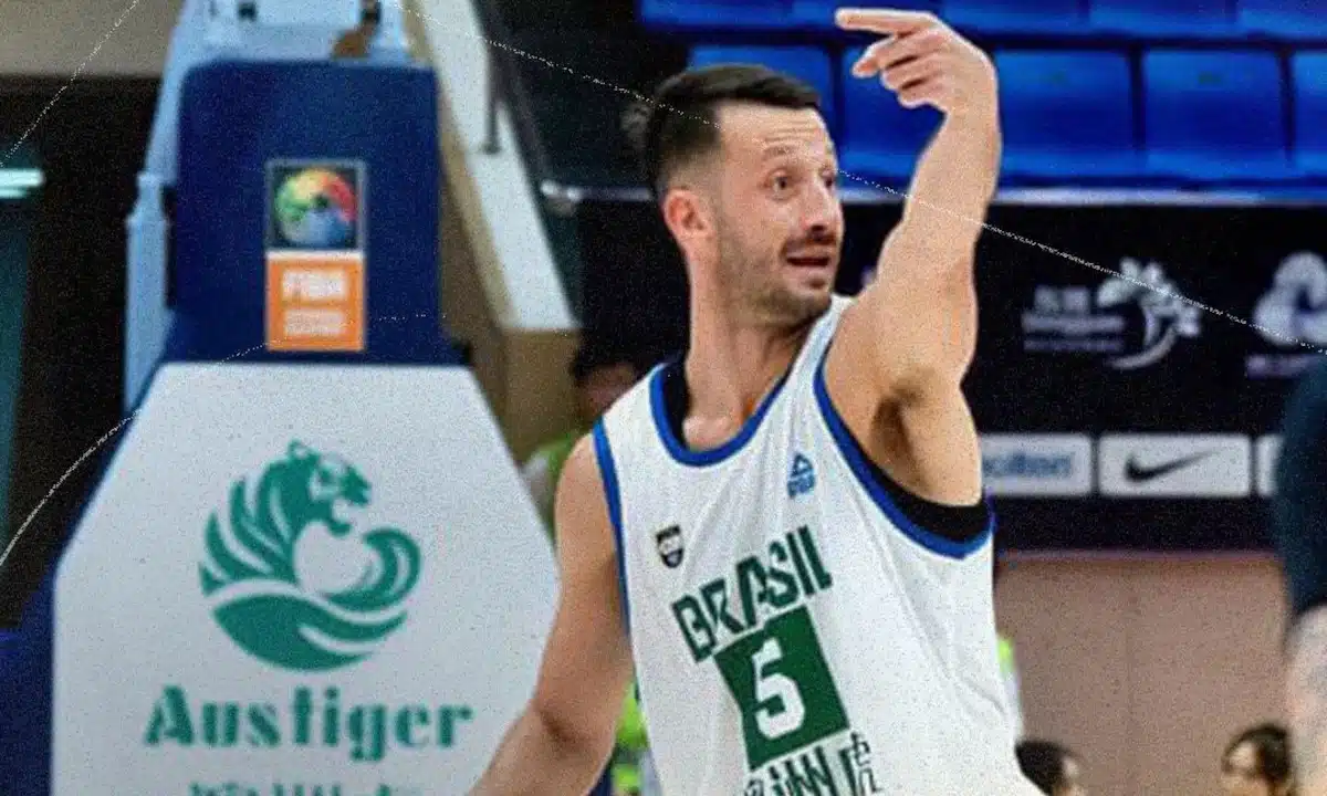 Elinho armador da seleção brasileira no jogo em que o Brasil perdeu da Nova Zelândia no basquete