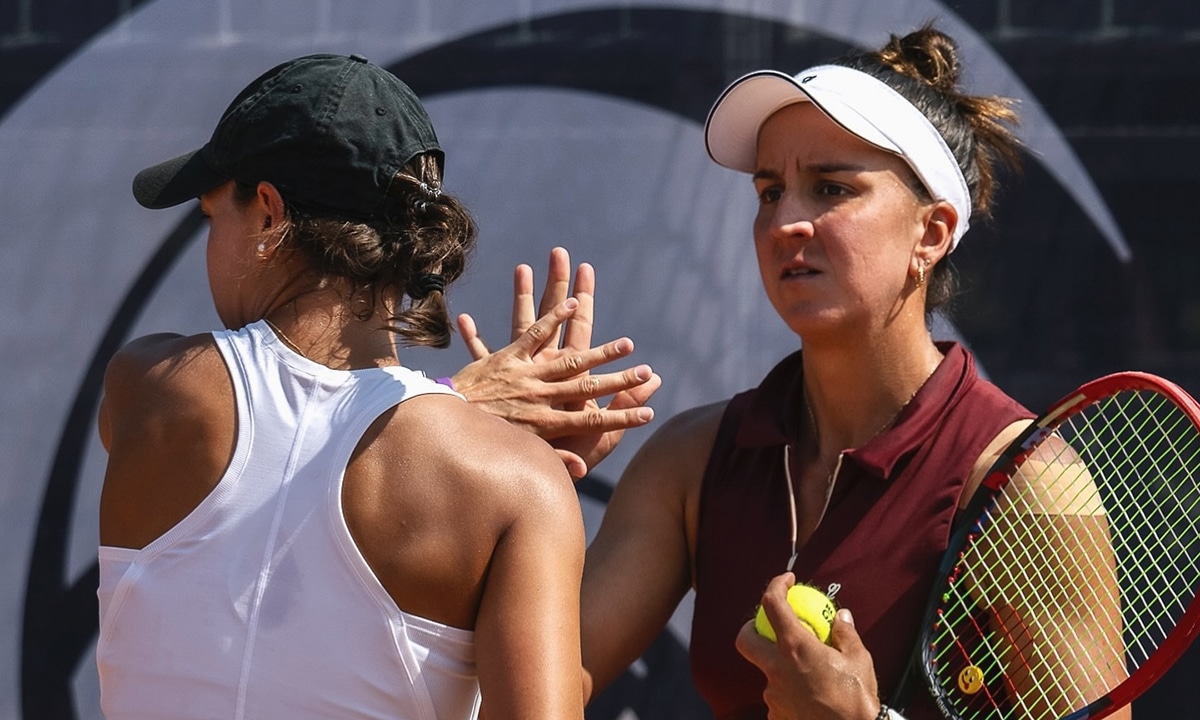 Na imagem, Ingrid Martins comemorando um ponto ganho com sua dupla Quinn Gleason.