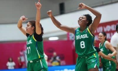 Manu Alves e Sther comemoram a vitória sobre a Argentina no Mundial Sub-19 de basquete feminino