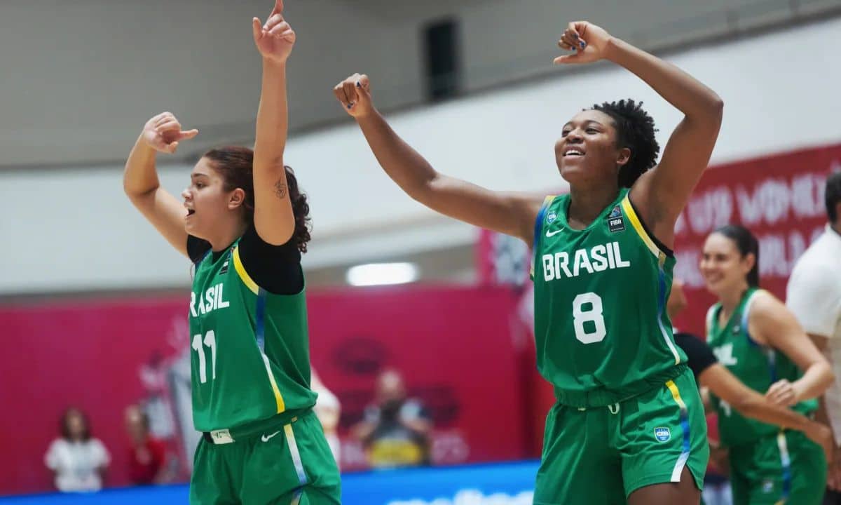 Manu Alves e Sther comemoram a vitória sobre a Argentina no Mundial Sub-19 de basquete feminino