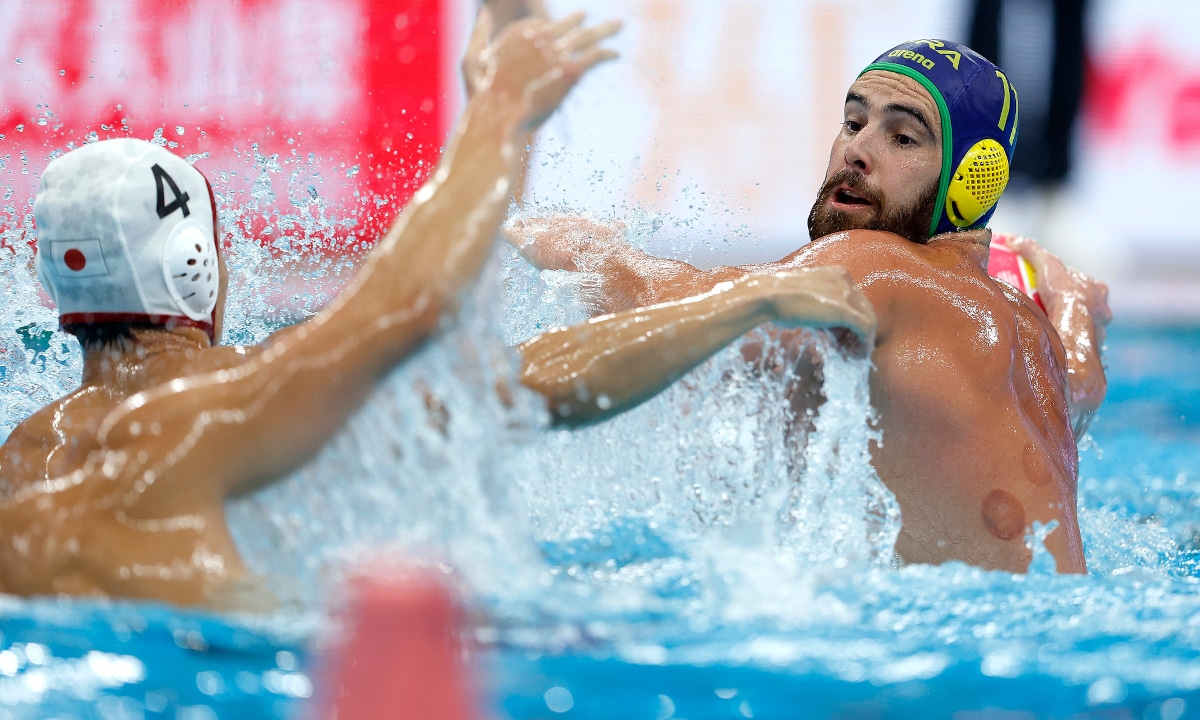 Polo Aquático Brasil - Atleta da Seleção Brasileira Gustavo Guimarães em ação de ataque contra o Japão