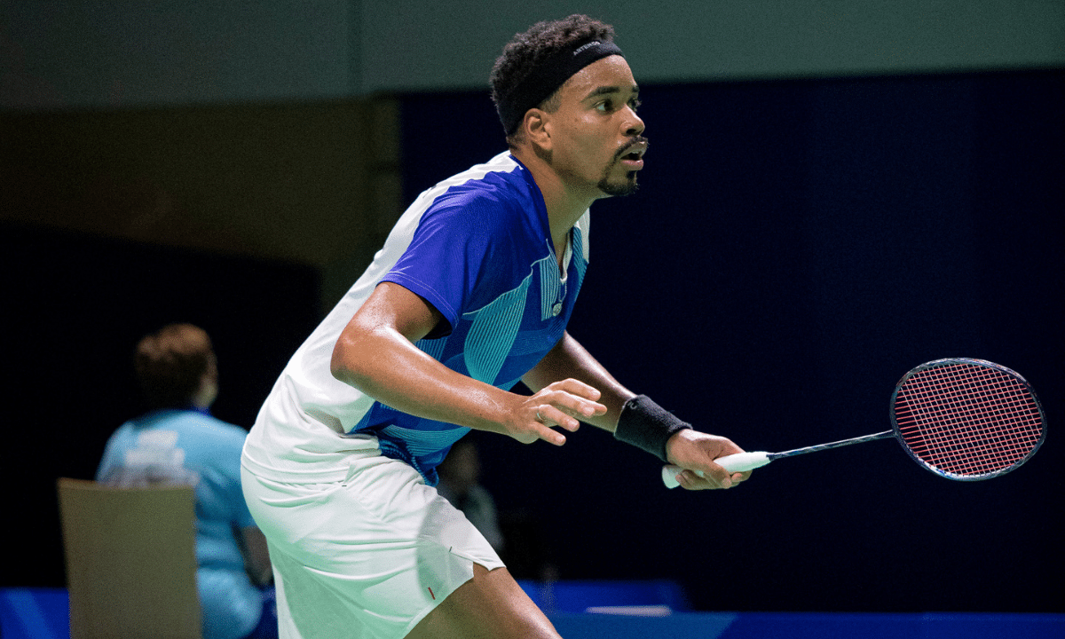 Donnians Oliveira em jogo de badminton na Universíade