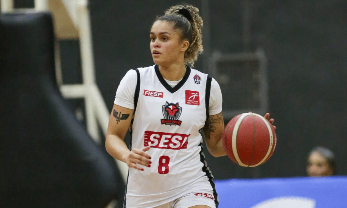Gabriella Sossô em quadra pelo Sesi Araraquara nos playoffs da LBF