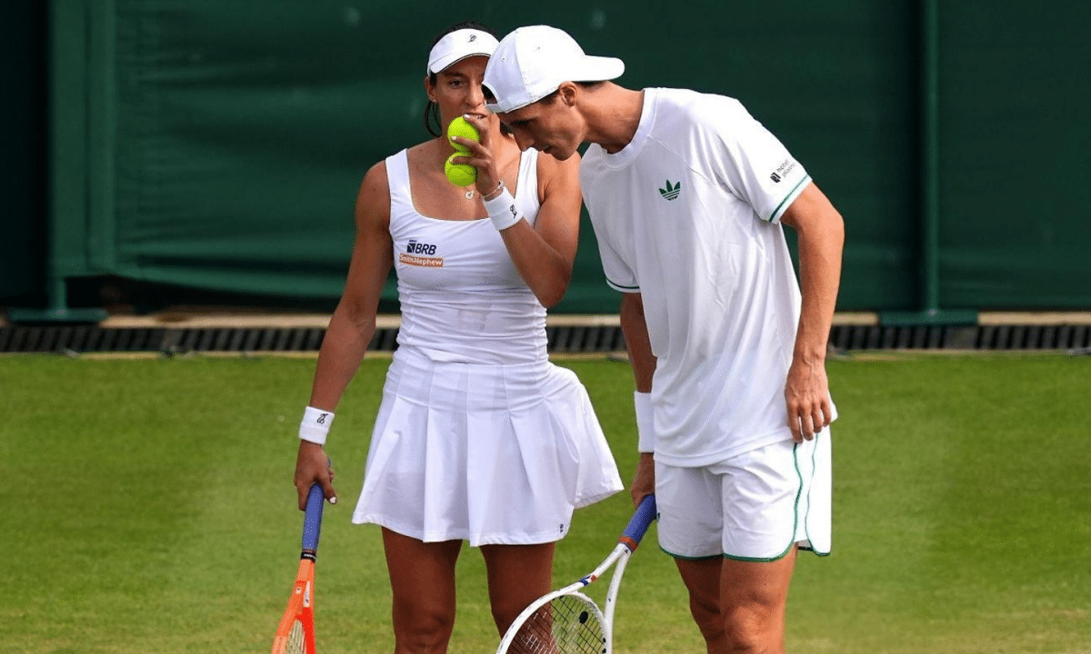 Luisa Stefani e Joe Salisbury em jogo de duplas mistas em Wimbledon