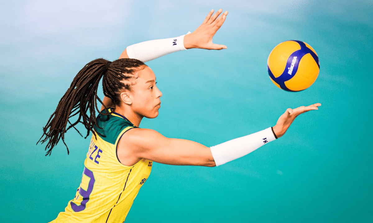 Oposta Luize Tavares joga a bola para sacar no jogo entre Brasil e Taiwan no Mundial Sub-19 de vôlei feminino