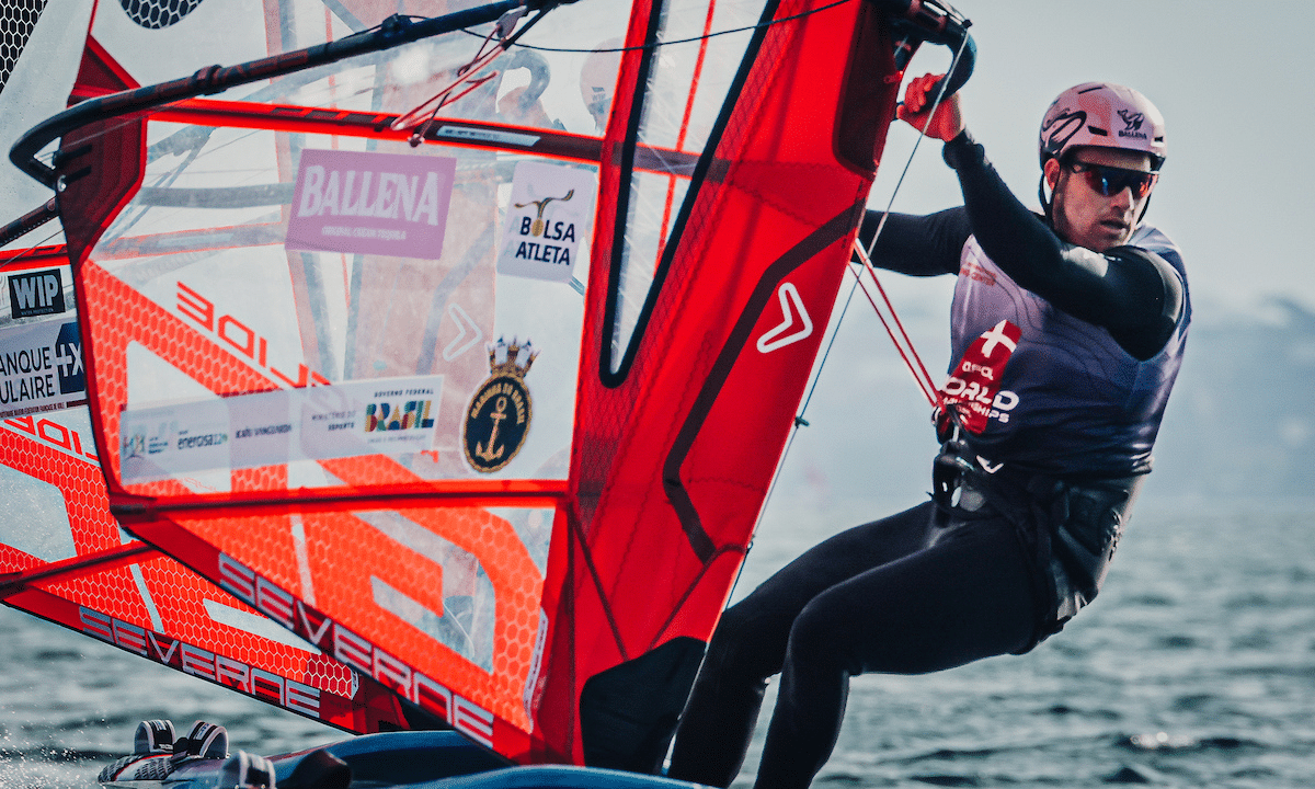 Mateus Isaac em prova do Mundial de iqfoil da vela medalha ouro prata bronze