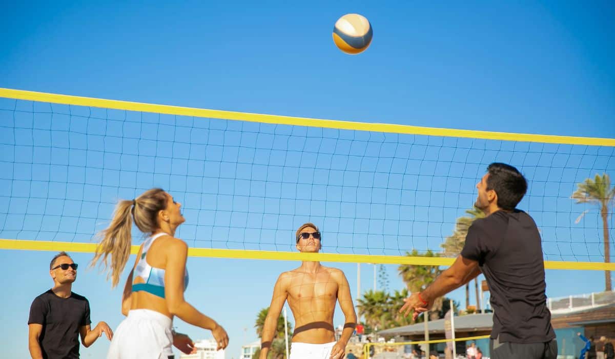 Vôlei de praia e conexão social- treino, amigos e bem-estar