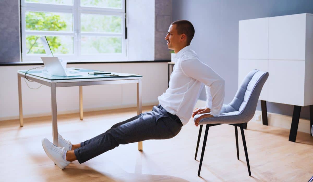 Treino para fazer com cadeira- versátil, rápido e eficaz