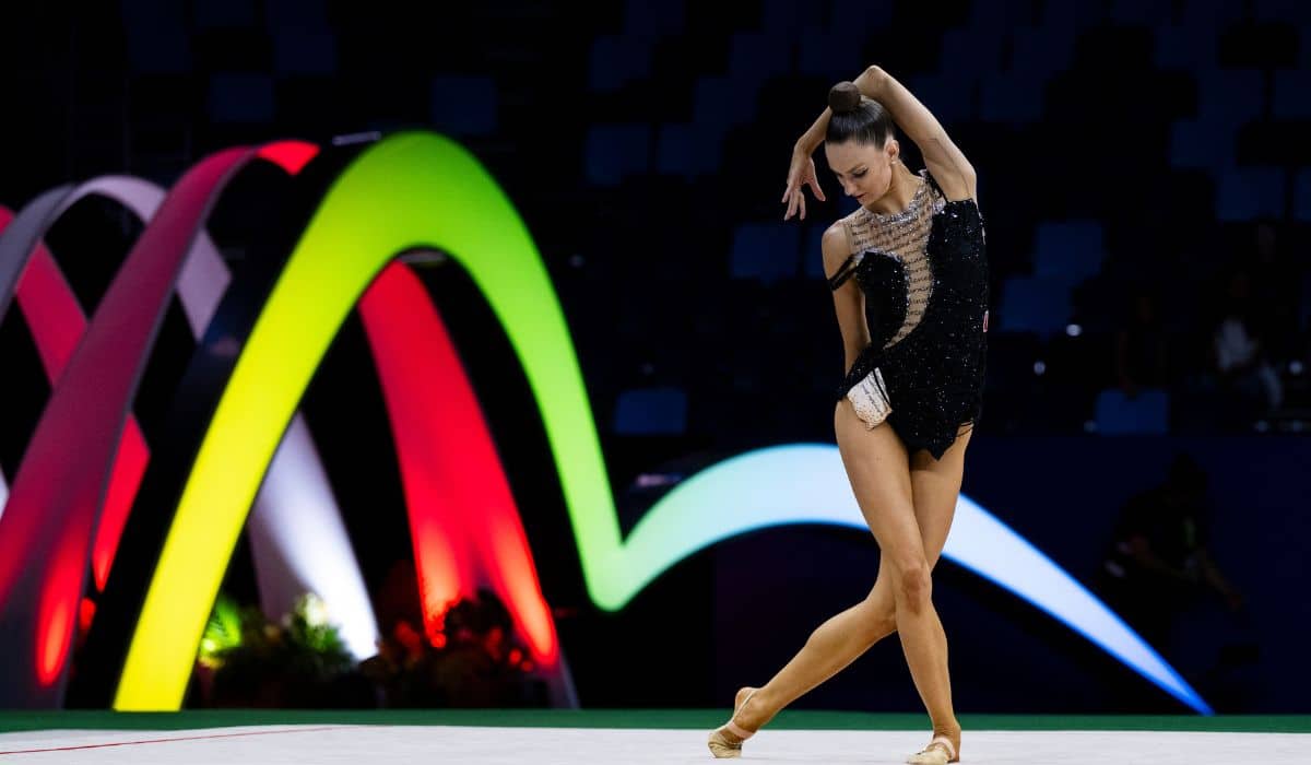 A canadense Carmel Kallemaa em ação no Mundial de ginástica rítmica no Rio de Janeiro
