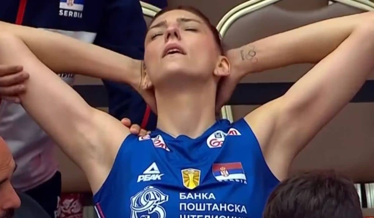 Após machucar o tornozelo, Boskovic é atendida no banco de reservas na partida entre Sérvia e Camarões pelo Mundial de vôlei feminino
