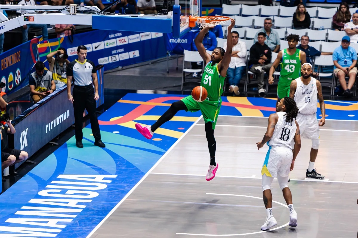 Na imagem, Bruno Caboclo enterrando para mais dois pontos para o Brasil.
