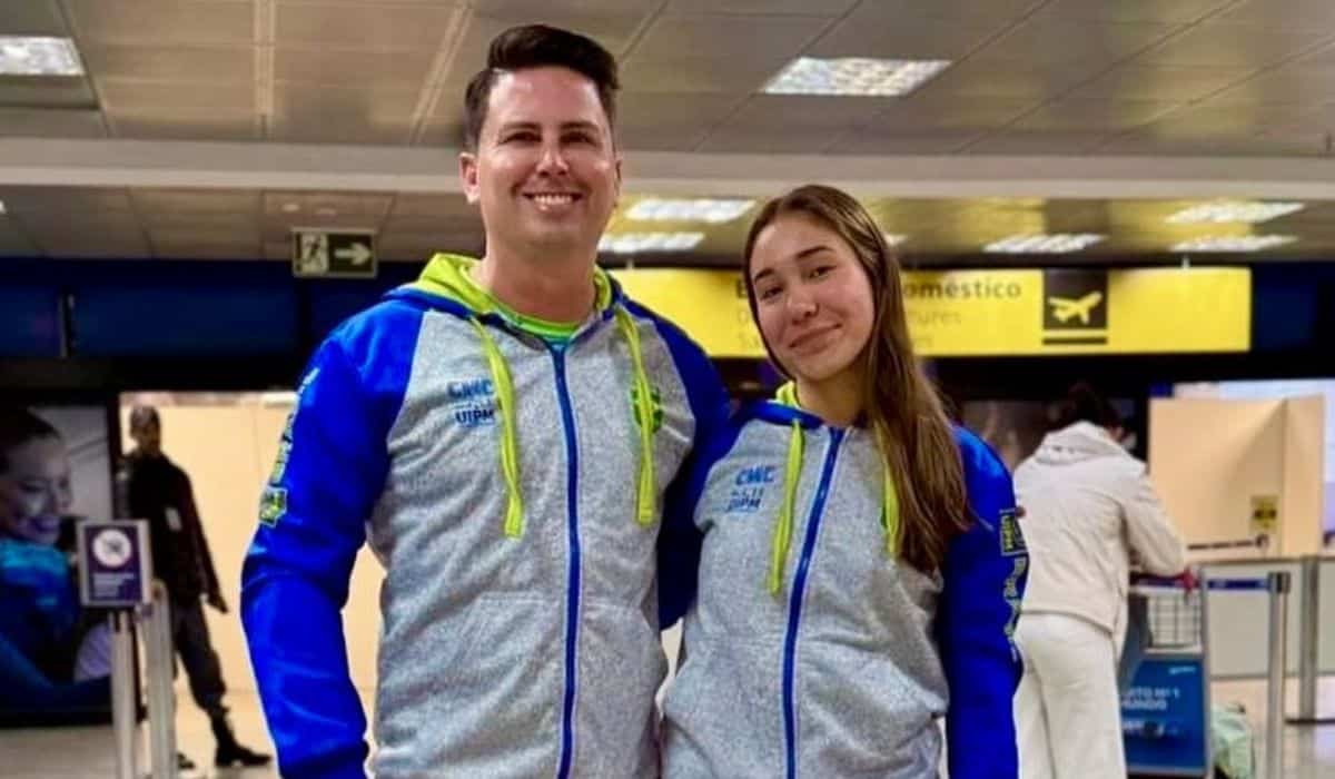 Flávia Souza ao ;l;ado do treinador Almir Claudino no Mundial Sub-19 de pentatlo moderno