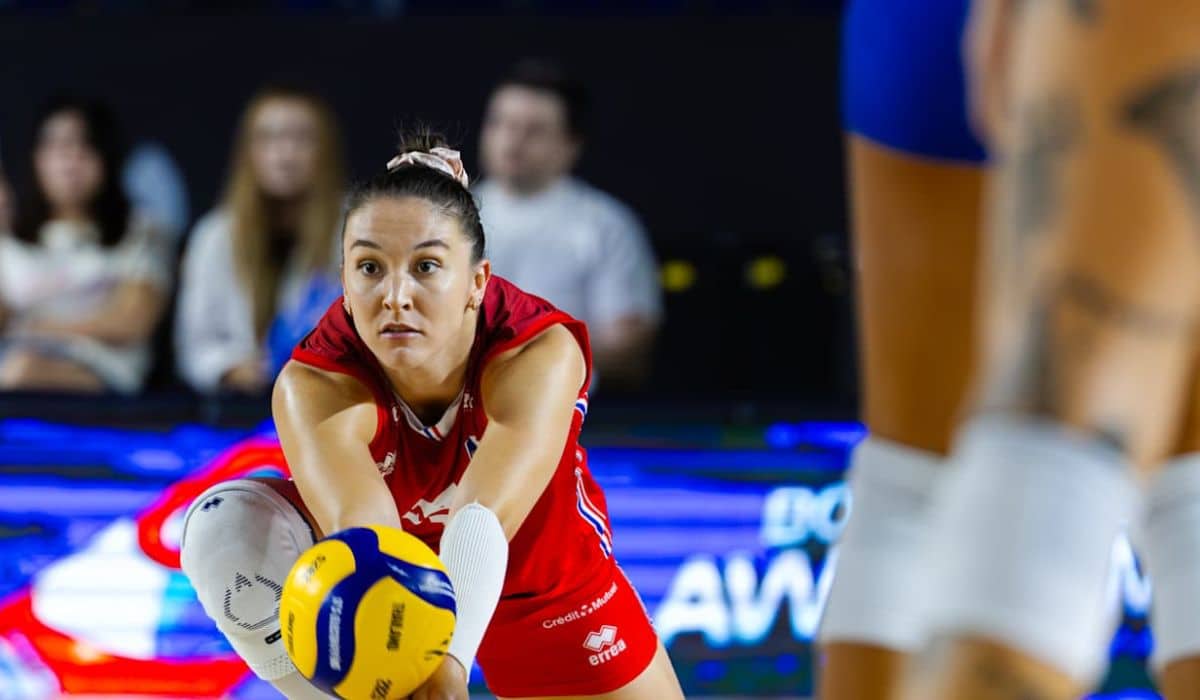 França, de Helena Cazaute, se classificou para as oitavas de final com a vitória sobre a Grécia (Volleyball World)