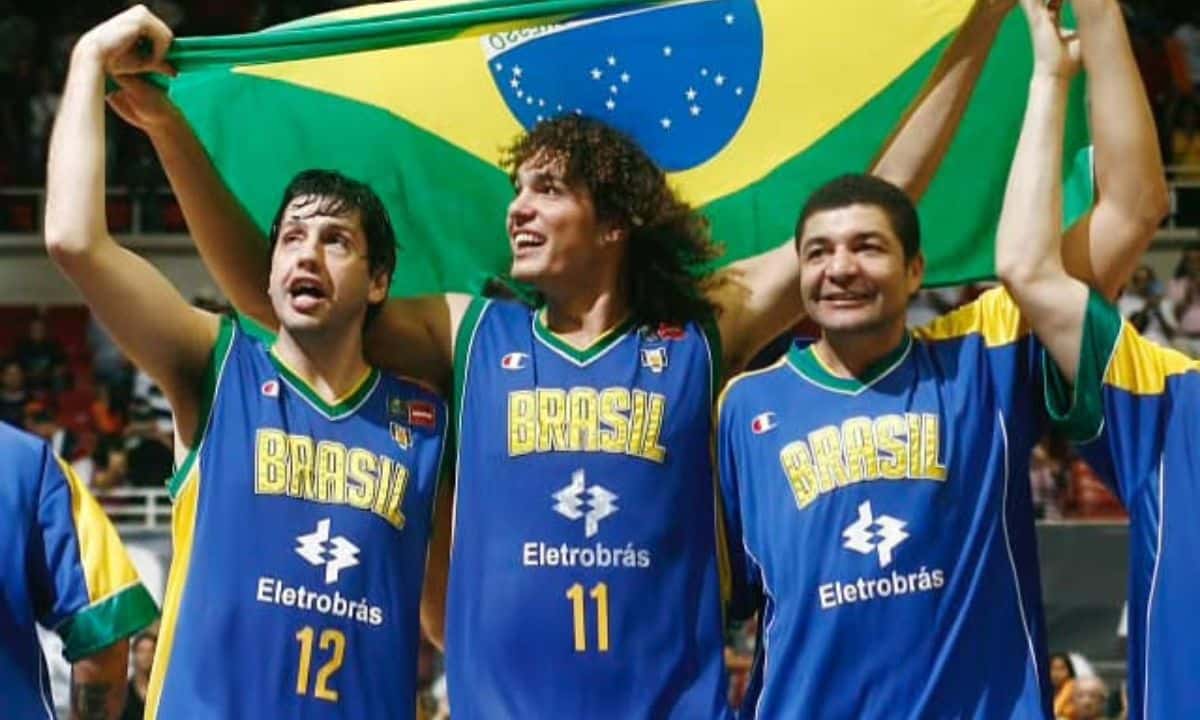 Guilherme Giovanoni, Anderson Varejão e Olivinha comemoram o título da Copa América de 2009 (Divulgação/CBB)