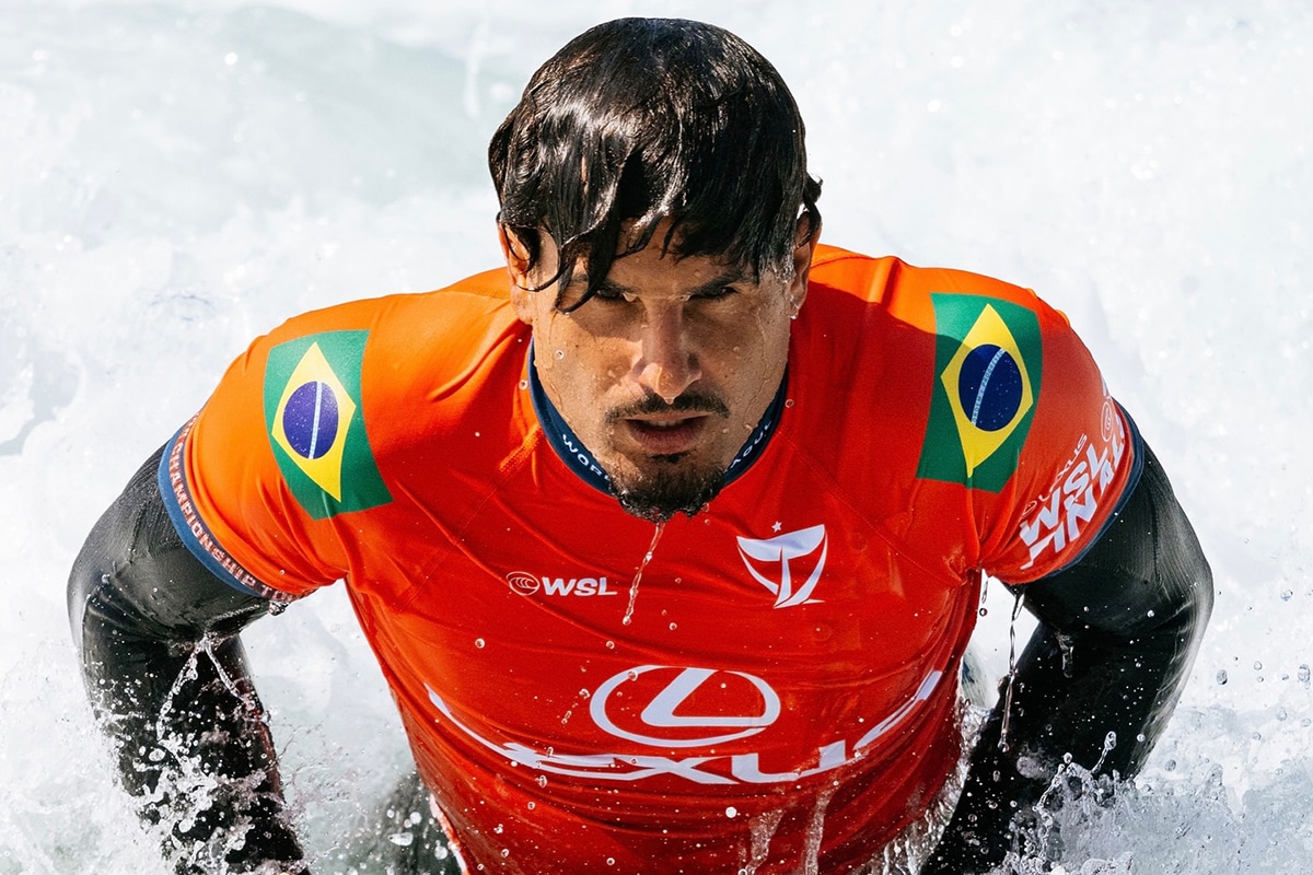 Na imagem, Ítalo Ferreira passando pela espuma da onda.