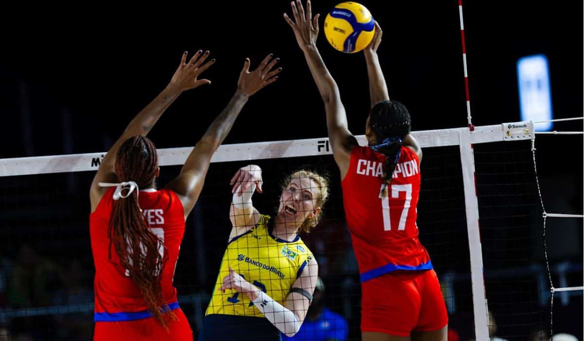 Júlia Bergmann ataca na vitória contra Porto Rico pelo Mundial de vôlei feminino