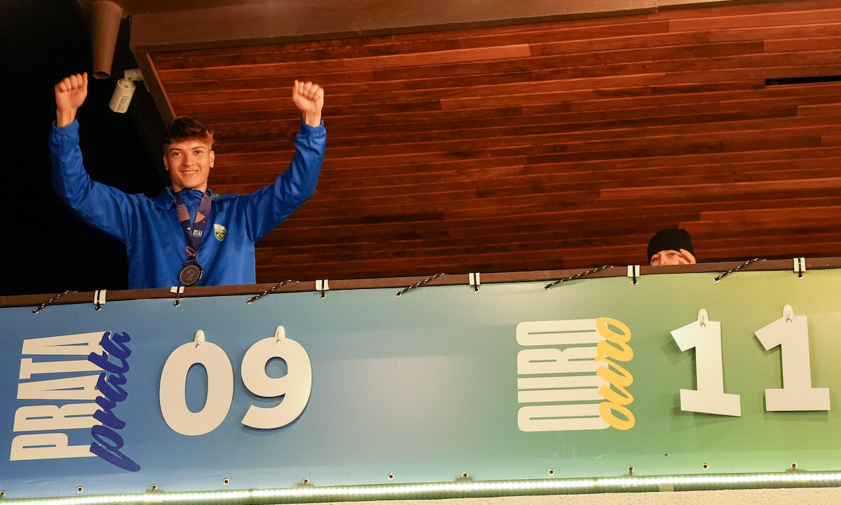 Matheus Brandt comemora medalha de prata na cerimônia das medalhas na Casa do Time Brasil