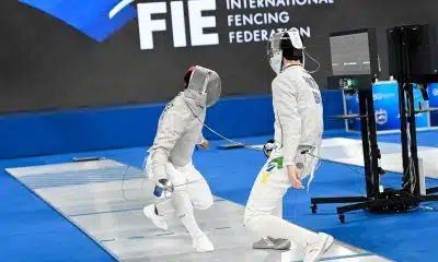 Marcus Pinto em ação contra Zhang Zezhong durante Mundial de Esgrima Tbilisi 2025 (Foto: Eva Pavía - Bizzi Team/ FIE)