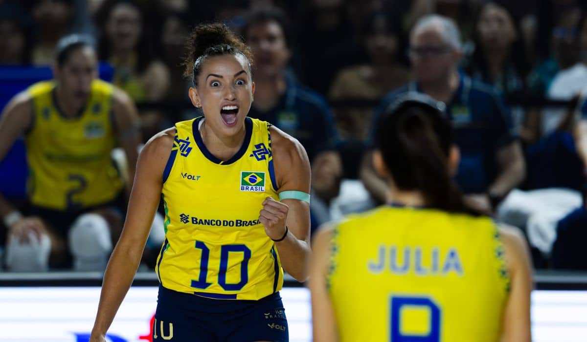Resumo e resultados dos jogos deste domingo no Mundial de vôlei feminino - Na foto, Gabi vira com Julia Kudiess