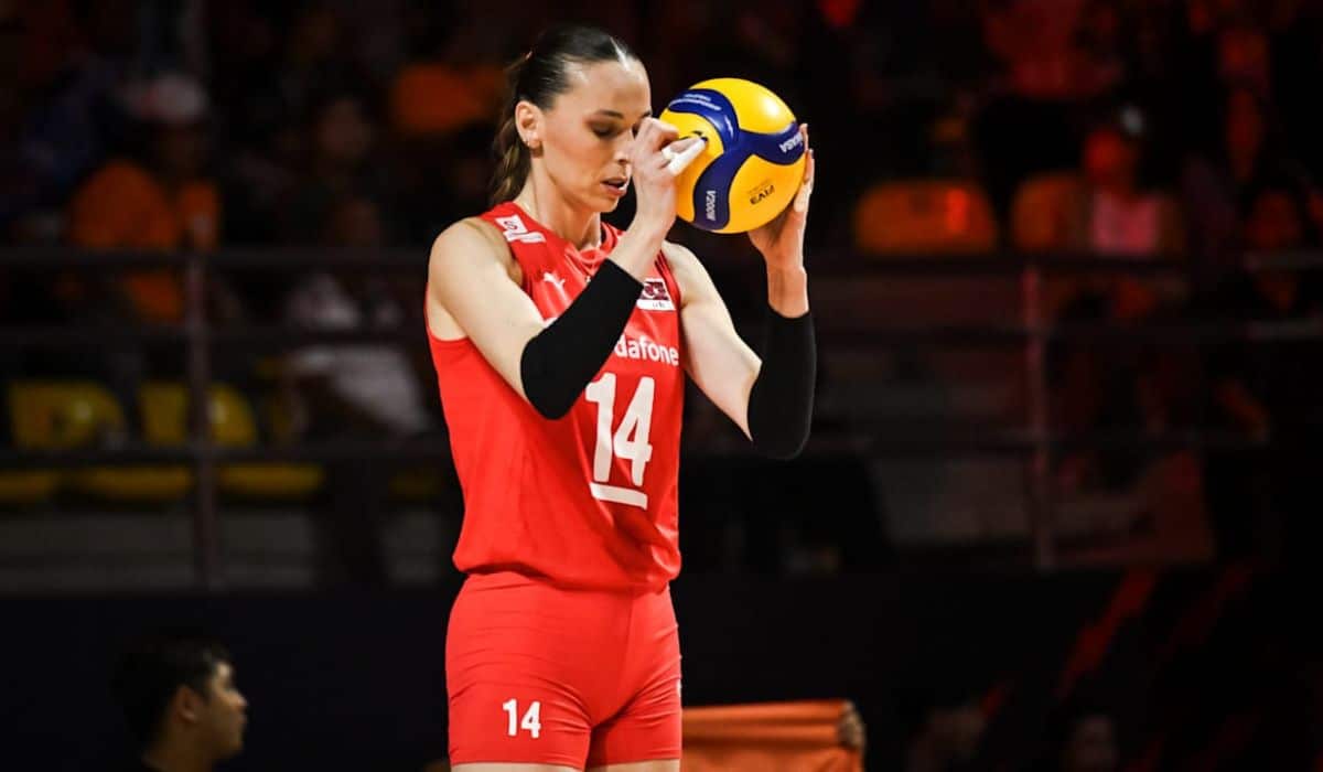 Turquia, da capitã Eda Erdem, ficou em primeiro lugar no Grupo E e vai enfrentar a Eslovênia nas oitavas de final do Mundial de vôlei feminino (Volleyball World)