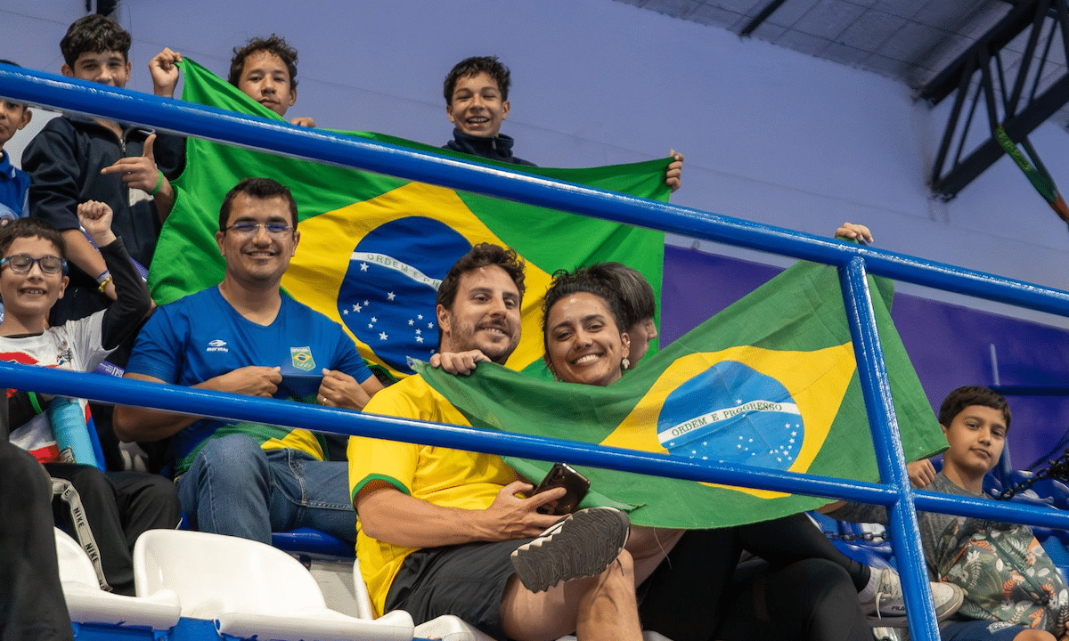 Alunos com bandeira do Brasil nos Jogos Pan-Americanos Júnior Assunção-2025