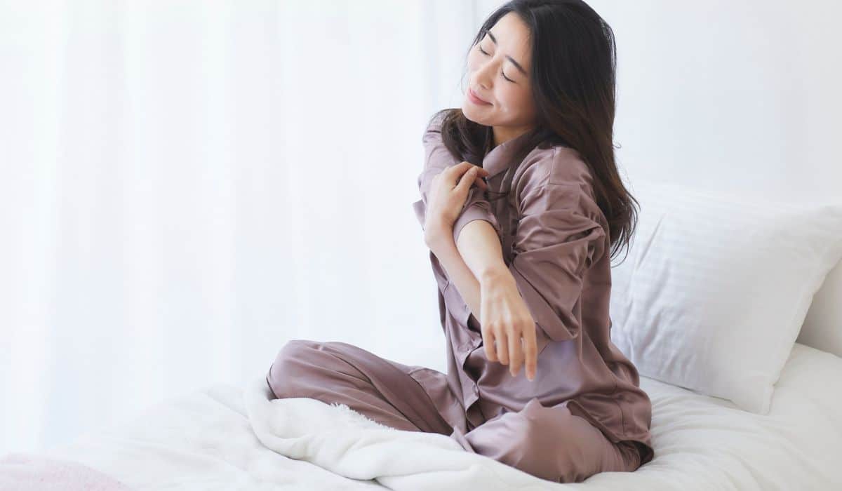 7 alongamentos para fazer antes de dormir e dormir melhor