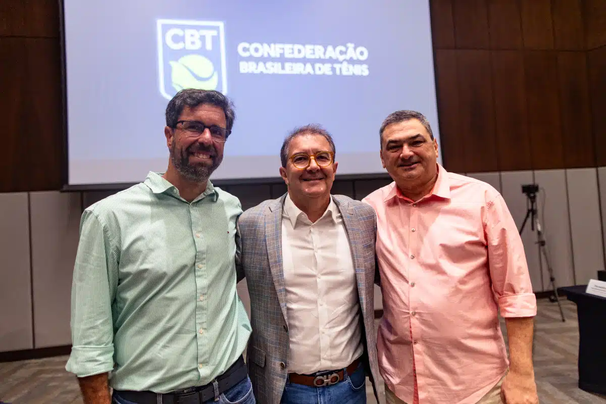 Na imagem, presidente da CBT, Alexandre Farias, ao centro, no dia da eleição, no final de 2024.