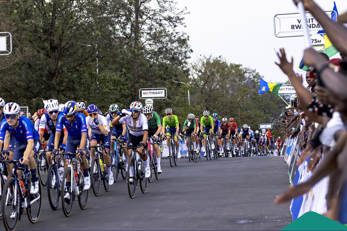 Na imagem, Henrique Avancini no meio do pelotão da prova do Mundial de ciclismo de estrada.