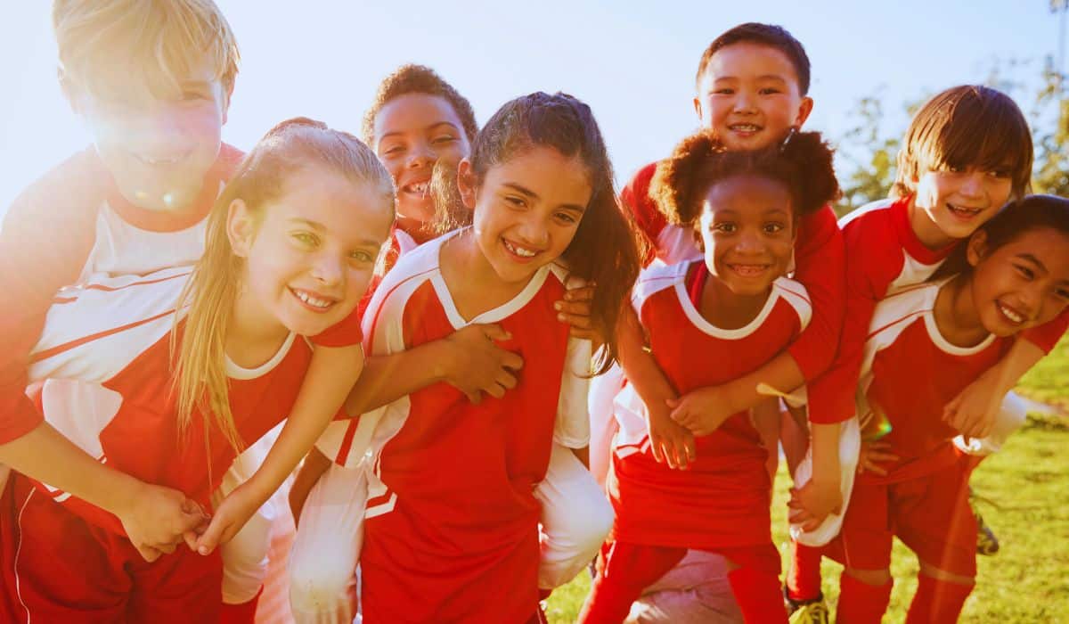 Benefícios do esporte coletivo para crianças