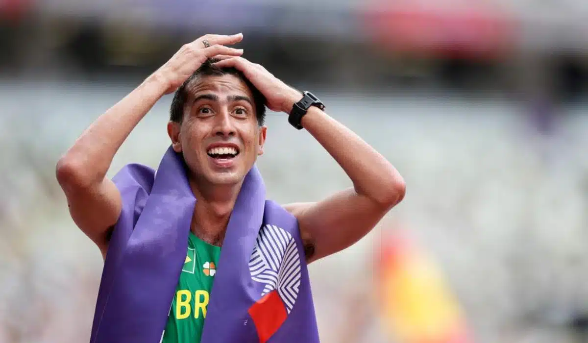 Caio Bonfim cruza a linha de chegada em primeiro lugar e conquista a medalha de ouro dos 20 km da marcha atlética (Fernanda Paradizo:CBAt)
