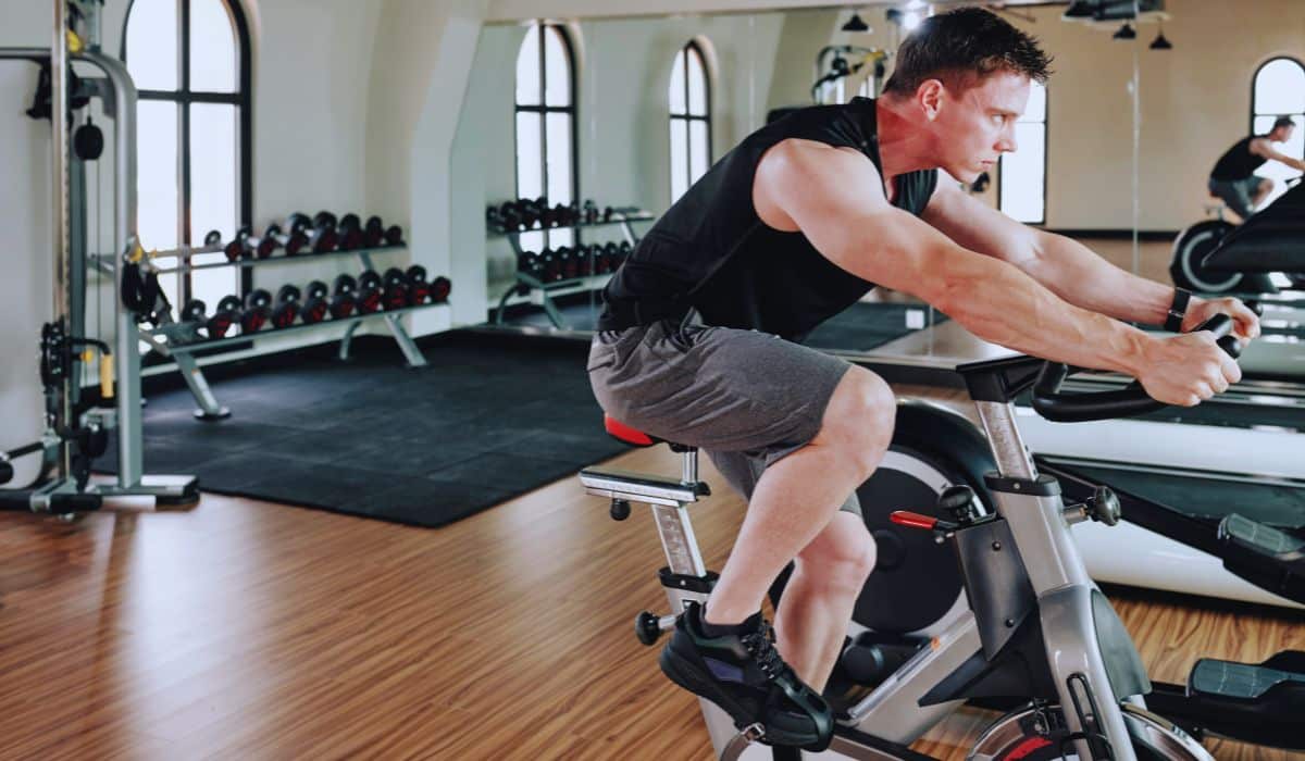 Como montar um treino semanal equilibrado entre força e cardio